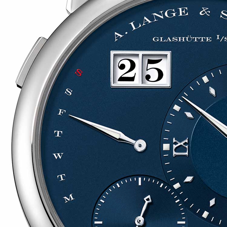 The LANGE 1 DAYMATIC features off-centre time displays without any overlaps and the typical LANGE 1 outsize date.